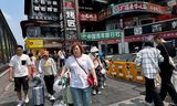 Chengdu is in China een populaire bestemming geworden voor binnenlandse arbeidsmigranten. Opkomende steden als Chengdu maken het voor nieuwkomers minder moeilijk dan Beijing en Shanghai om zich er officieel te vestigen.
