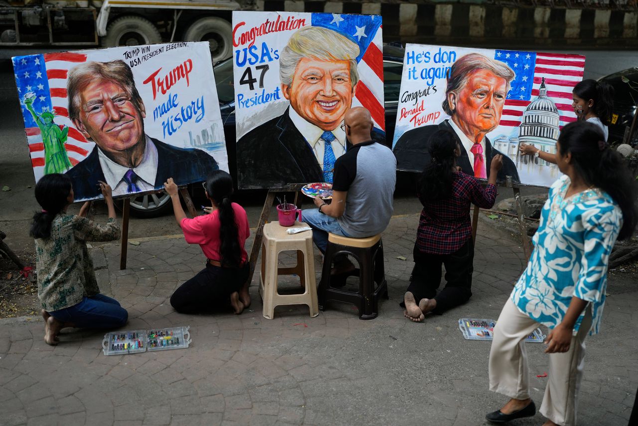 Bij een school in Mumbai, India, schilderen kunststudenten portretten van Donald Trump.