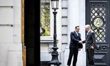 N-VA-leider Bart De Wever bracht dinsdag bij koning Filip verslag uit van de formatie in België. Formateur De Wever probeert met twee Waalse en drie Vlaamse partijen een coalitie te vormen.