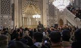 Ahmed al-Sharaa, de leider van HTS die tot voor kort de nom de guerre Abu Mohammed al-Jolani droeg, in de Omajjadenmoskee afgelopen zondag, nadat zijn groep Damascus had ingenomen.