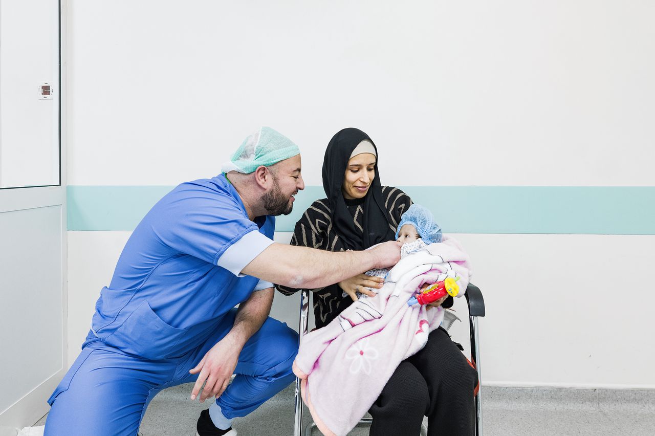 Najib Ben Ayad met baby Jihane van 6 maanden, die als eerste wordt geopereerd. Jihane heeft het syndroom van Down en een aangeboren hartafwijking.