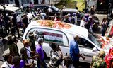 Een rouwstoet met de kist van de Surinaamse oud-president Desi Bouterse rijdt door het centrum van Paramaribo naar het partijcentrum van de Nationale Democratische Partij (NDP).