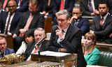 Premier Keir Starmer woensdag bij het wekelijkse vragenuur in het Lagerhuis. Hij botste hard met Tory-leider Kemi Badenoch.
