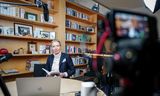 AfD-leider Alice Weidel bereidt zich voor op haar live interview met Elon Musk op X.
