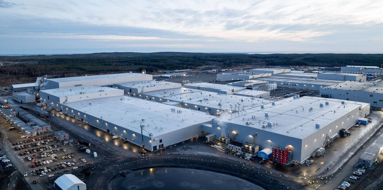 Het enorme complex van de Zweedse batterijfabriek Northvolt ligt midden tussen de bossen nabij het stadje Skellefteå.