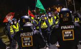Demonstranten naderen zaterdag de congreshal in het Duitse Riesa waar het AfD-congres wordt gehouden.