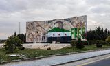 Een groot monument voor voormalig leider Hafez al-Assad naast een toegangsweg tot Damascus is overgeschilderd met de Syrische revolutionaire vlag. Een van de eerste besluiten van de nieuwe regering was het aanpassen van de oude rood-wit-zwarte vlag die werd gebruikt door het Assad-regime.