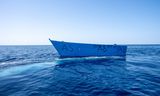 Een houten boot die door meer dan 120 vluchtelingen is gebruikt om de Middellandse Zee over te steken vanuit Libië.